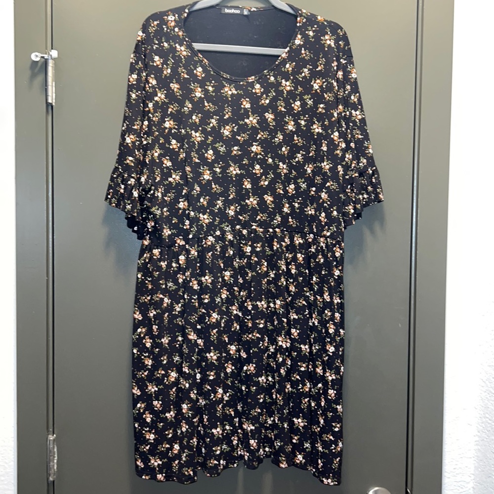 Plus size boohoo US 22 black mini dress with floral print